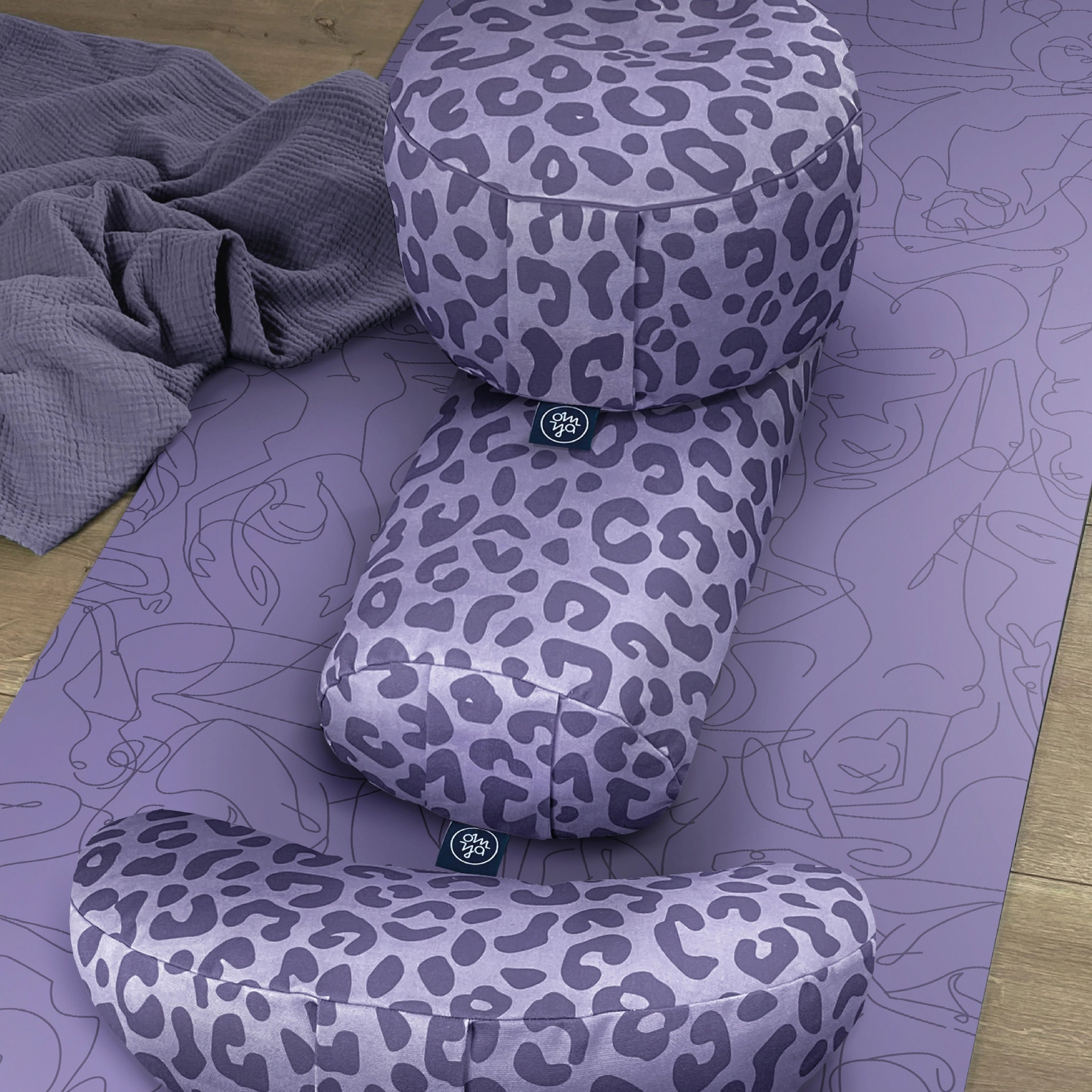 Design yoga pillow - Lavender Leo