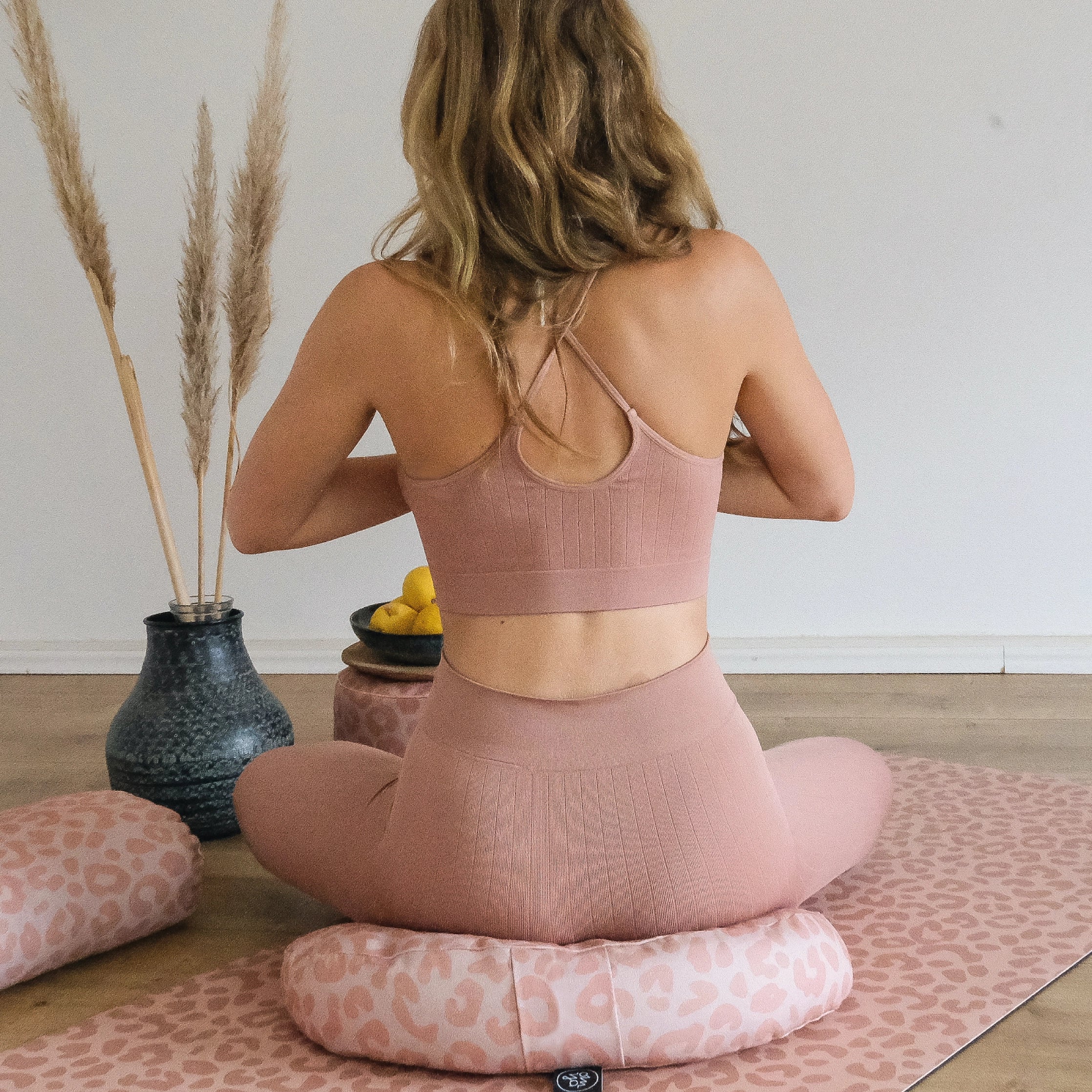 Coussin Demi Lune Design Yoga - Blush Leo
